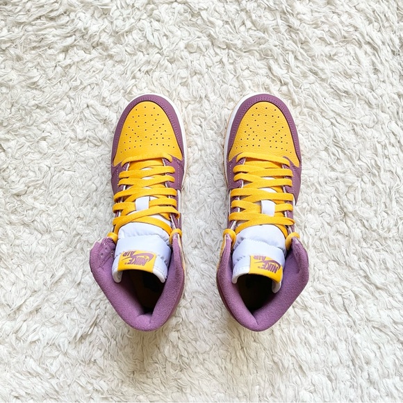 Nike | Air Jordan 1 Retro High - University Gold + Light Bordeaux - Picture 2 of 9